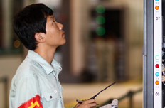 工作人員在檢查設備