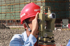 電力工作者認真工作