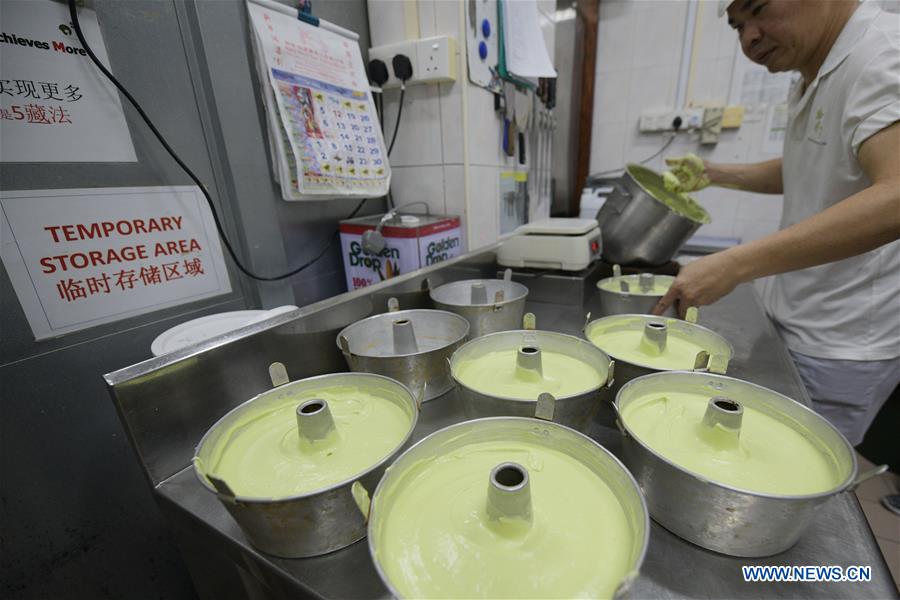 SINGAPORE-PANDAN CAKE-MAKING