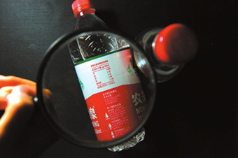 京華時報記者現場辯論 農夫山泉新聞發布會混亂