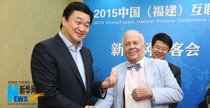 羅杰斯參加思客會，與新華網董事長、總裁田舒斌親切交談。