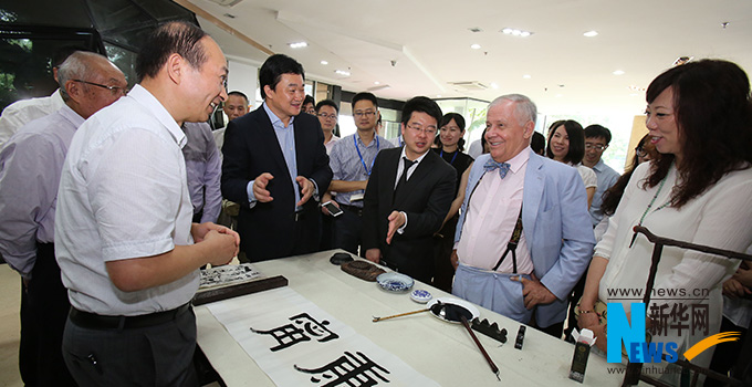 羅杰斯參觀新華網福建分公司。