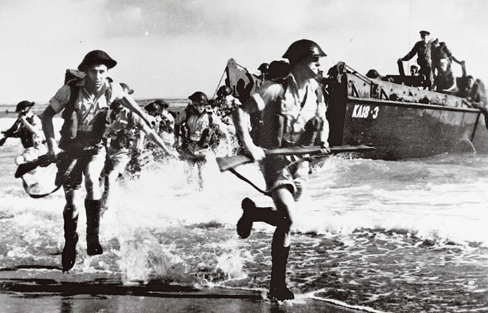 这张历史照片显示的是 1944年 6月 6日英美盟军在法国诺曼底登陆的场景 这张历史照片显示的是 1944年 6月 6日英美盟军在法国诺曼底登陆的场景