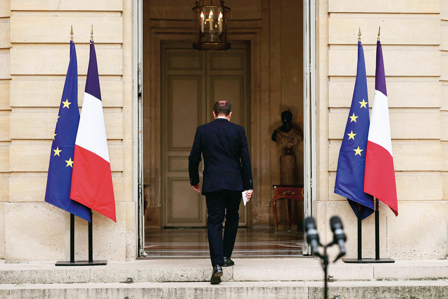 三足鼎立下的法國政治困局