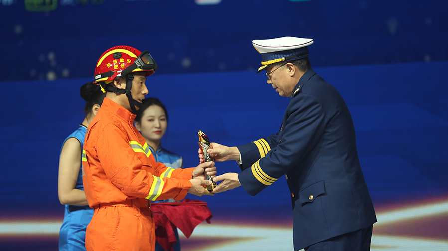 羅永強為“逆火英雄”陳三喜頒獎