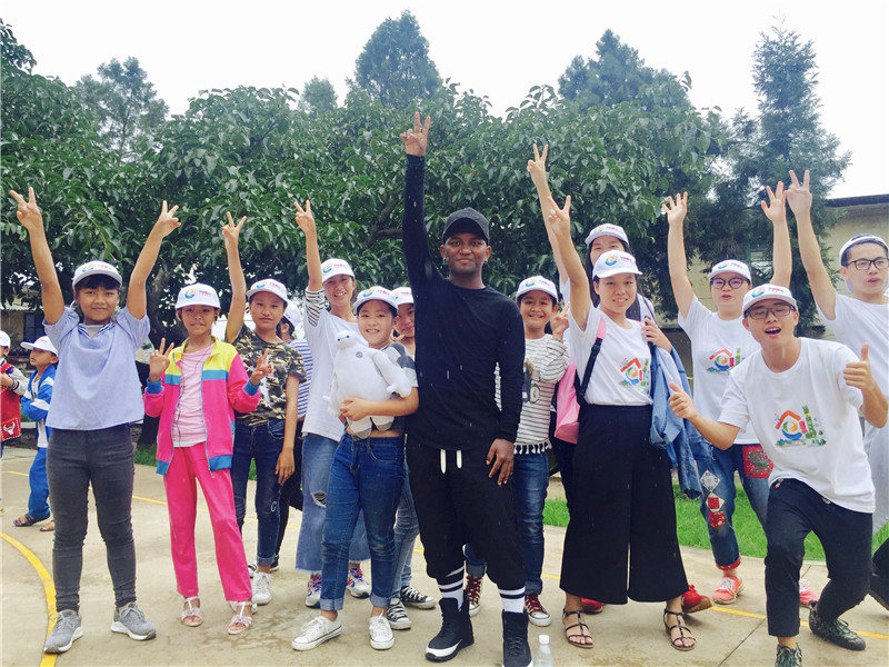 e創(chuàng)公益大使與志愿者、小朋友一起鄉(xiāng)村運(yùn)動會