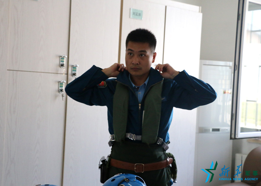 ↑資料圖片：張超嚴格按規定著裝參加飛行訓練。