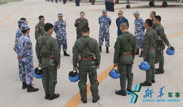 飛行后，黨委班子現(xiàn)場講評飛行情況。