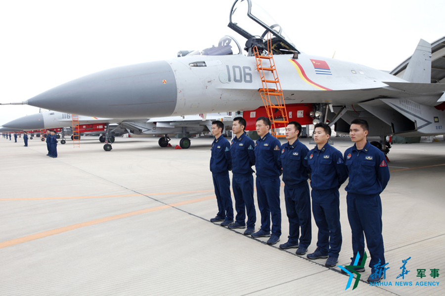 ↑機務官兵為戰鷹保駕護航。