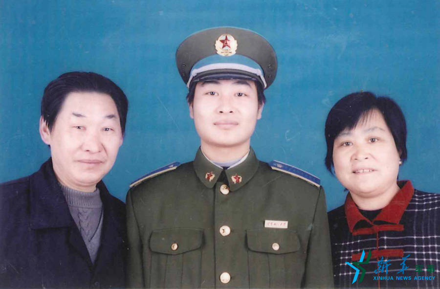 ↑資料圖片：張超考入飛行學院后成為全家的驕傲。