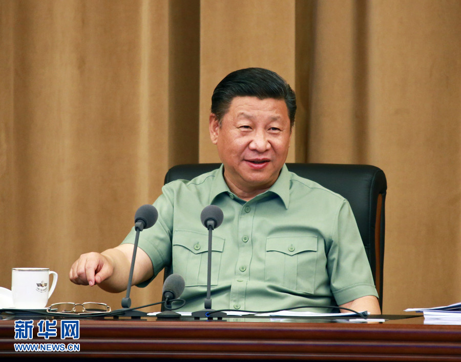 5月24日，中共中央總書記、國家主席、中央軍委主席習(xí)近平視察海軍機(jī)關(guān)，親切接見海軍第十二次黨代會(huì)全體代表和海軍機(jī)關(guān)正師職以上領(lǐng)導(dǎo)干部。這是習(xí)近平聽取海軍工作匯報(bào)后發(fā)表重要講話。 新華社記者 查春明 攝 