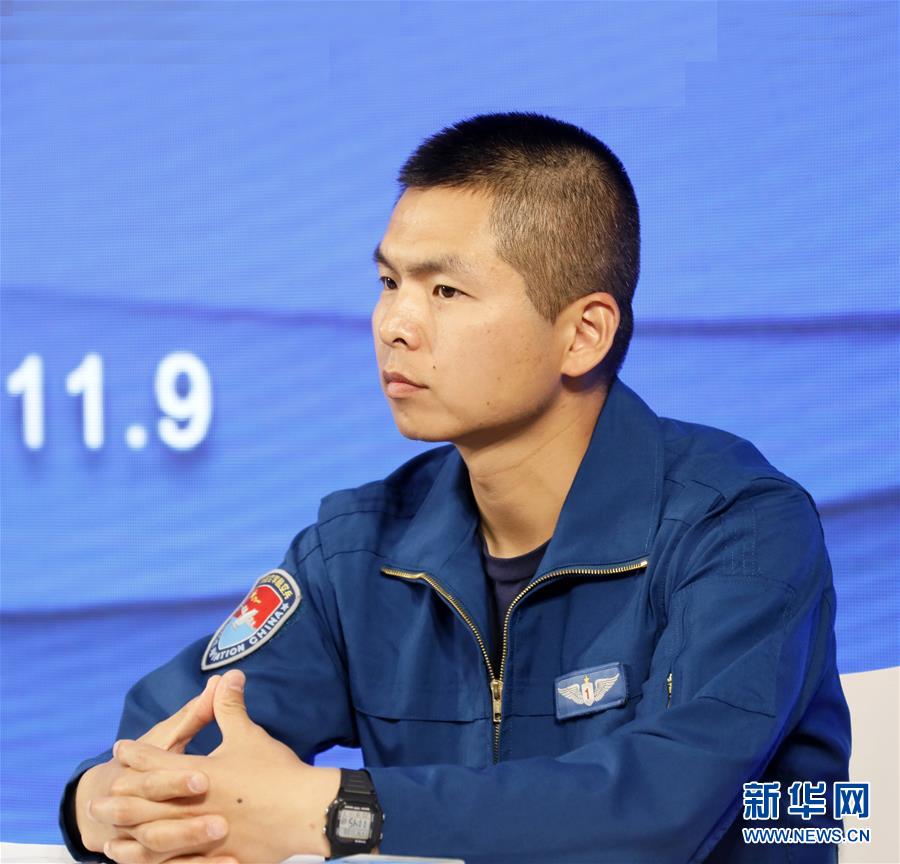 （圖文互動）（1）中國空軍新型戰機飛行員“論劍”珠海航展