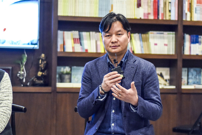 丁大為：烏銅走銀有三百年的歷史了，是云南地區(qū)獨有的技藝。這門技藝入門大概需要3年，學成需要20年。用語言去表達它其實是很難的。