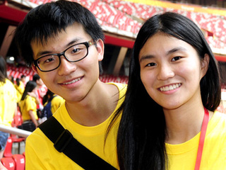2013年"中國(guó)尋根之旅"夏令營(yíng)營(yíng)員們參觀“鳥巢”