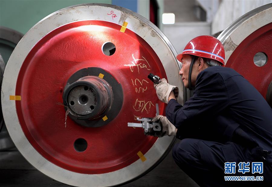 （圖片故事）（5）“機車醫生”李向前：“望聞問切”保安全