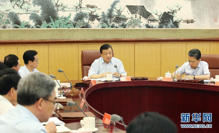 6月24日，中共中央政治局常委、中央黨的群眾路線教育實(shí)踐活動(dòng)領(lǐng)導(dǎo)小組組長(zhǎng)劉云山在北京主持召開(kāi)中央黨的群眾路線教育實(shí)踐活動(dòng)領(lǐng)導(dǎo)小組會(huì)議。新華社記者 姚大偉 攝 