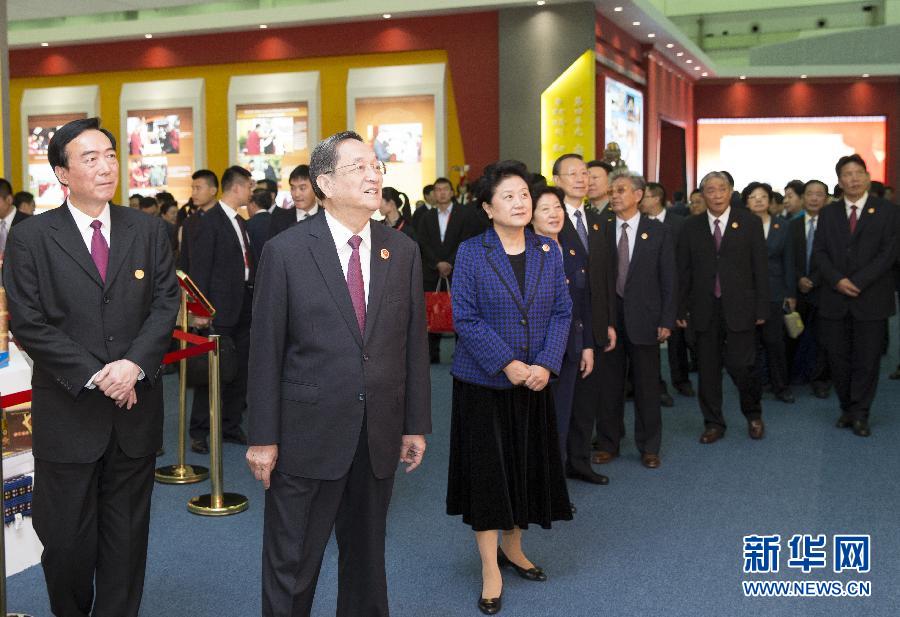 9月7日，中共中央政治局常委、全國政協(xié)主席、中央代表團團長俞正聲率代表團全體成員來到拉薩西藏會展中心，出席《圓夢中國西藏華章——西藏自治區(qū)成立50年成就展》開幕式并參觀展覽。 新華社記者 黃敬文 攝 