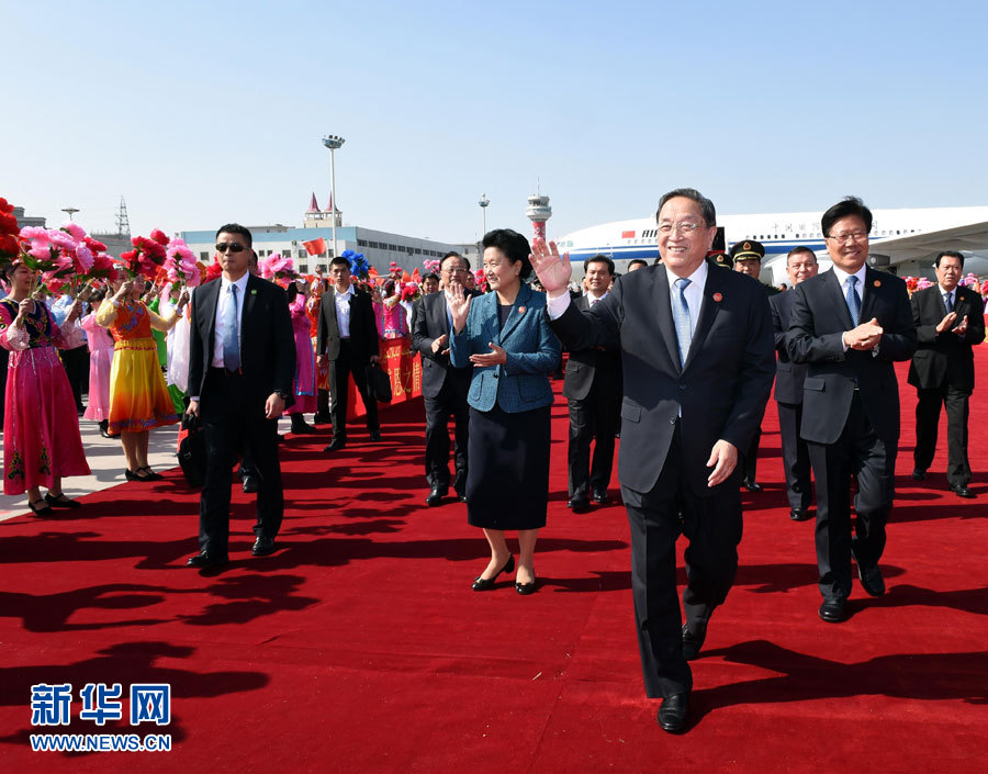 9月25日，以中共中央政治局常委、全國(guó)政協(xié)主席俞正聲為團(tuán)長(zhǎng)的中央代表團(tuán)飛抵烏魯木齊，出席新疆維吾爾自治區(qū)成立60周年慶祝活動(dòng)。新華社記者 饒愛民 攝
