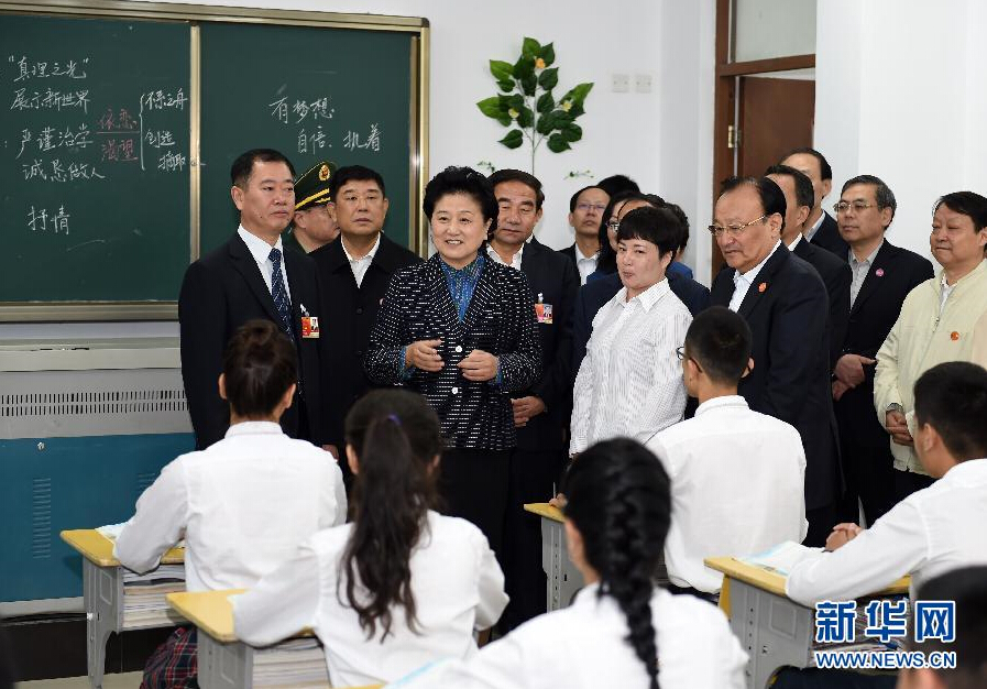 9月27日，中共中央政治局委員、國務(wù)院副總理、中央代表團副團長劉延東率中央代表團分團，帶著黨中央、國務(wù)院的親切關(guān)懷和全國各族人民的深切情誼，來到和田地區(qū)、阿克蘇地區(qū)慰問各族干部群眾，并祝賀大家中秋節(jié)快樂。這是劉延東視察對口援建的和田天津中學。新華社記者 張領(lǐng) 攝