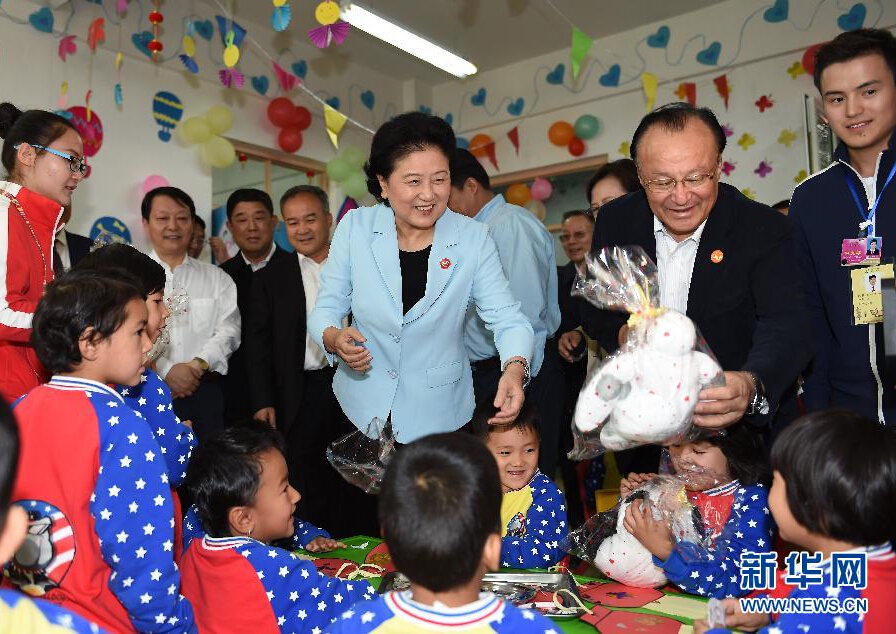 9月27日，中共中央政治局委員、國務(wù)院副總理、中央代表團副團長劉延東率中央代表團分團，帶著黨中央、國務(wù)院的親切關(guān)懷和全國各族人民的深切情誼，來到和田地區(qū)、阿克蘇地區(qū)慰問各族干部群眾，并祝賀大家中秋節(jié)快樂。這是劉延東在阿克蘇市“雙語”幼兒園與孩子們在一起。新華社記者 張領(lǐng) 攝