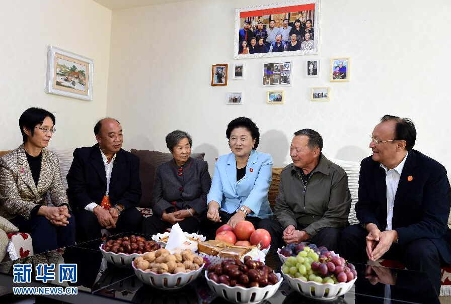9月27日，中共中央政治局委員、國務(wù)院副總理、中央代表團副團長劉延東率中央代表團分團，帶著黨中央、國務(wù)院的親切關(guān)懷和全國各族人民的深切情誼，來到和田地區(qū)、阿克蘇地區(qū)慰問各族干部群眾，并祝賀大家中秋節(jié)快樂。這是劉延東來到新疆生產(chǎn)建設(shè)兵團第一師五團團場退休職工包春祥家中慰問。新華社記者 張領(lǐng) 攝