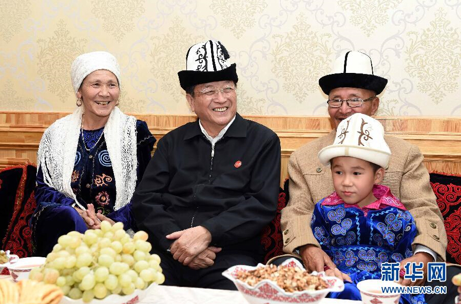 9月28日，中共中央政治局常委、全國政協主席、中央代表團團長俞正聲率中央代表團部分成員赴祖國最西端的新疆克孜勒蘇柯爾克孜自治州看望慰問各族干部群眾。這是俞正聲來到阿圖什市光明街道辦事處團結路社區看望柯爾克孜族居民。新華社記者 饒愛民 攝