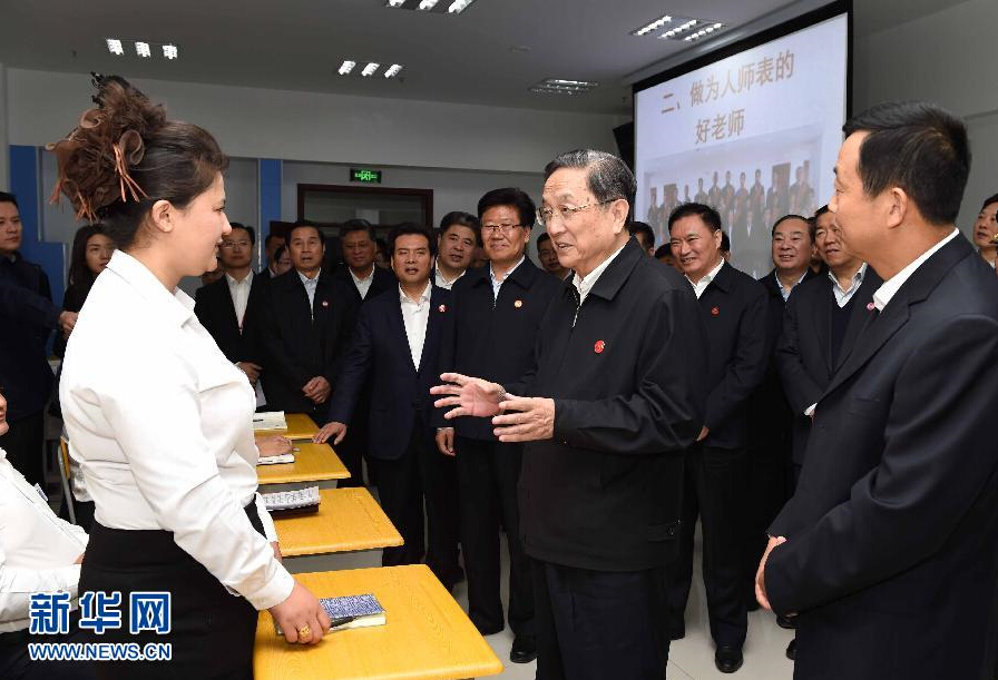 9月28日，中共中央政治局常委、全國政協主席、中央代表團團長俞正聲率中央代表團部分成員赴祖國最西端的新疆克孜勒蘇柯爾克孜自治州看望慰問各族干部群眾。這是俞正聲來到克州雙語師資培訓學校，與老師、學員交流談心。新華社記者 饒愛民 攝