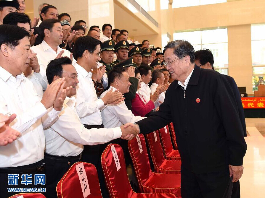 9月28日，中共中央政治局常委、全國政協主席、中央代表團團長俞正聲率中央代表團部分成員赴祖國最西端的新疆克孜勒蘇柯爾克孜自治州看望慰問各族干部群眾。這是俞正聲接見克州有關負責同志、各界人士代表和援疆干部代表。新華社記者 饒愛民 攝