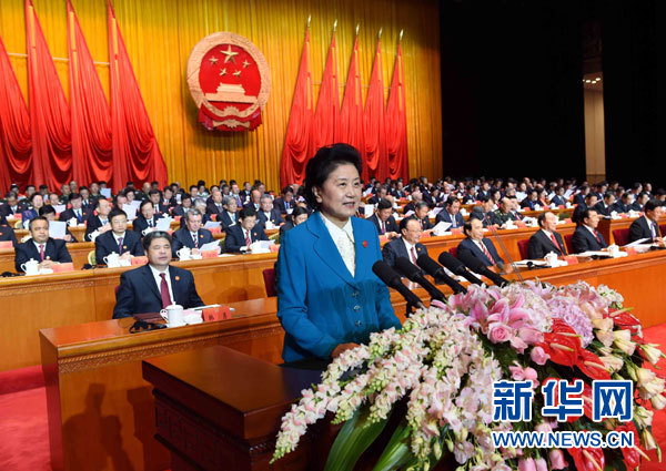 10月1日，慶祝中華人民共和國(guó)成立66周年暨新疆維吾爾自治區(qū)成立60周年大會(huì)在新疆人民會(huì)堂隆重舉行。這是中共中央政治局委員、國(guó)務(wù)院副總理、中央代表團(tuán)副團(tuán)長(zhǎng)劉延?xùn)|宣讀中共中央、全國(guó)人大常委會(huì)、國(guó)務(wù)院、全國(guó)政協(xié)、中央軍委關(guān)于慶祝新疆維吾爾自治區(qū)成立60周年的賀電。新華社記者 饒愛(ài)民 攝 