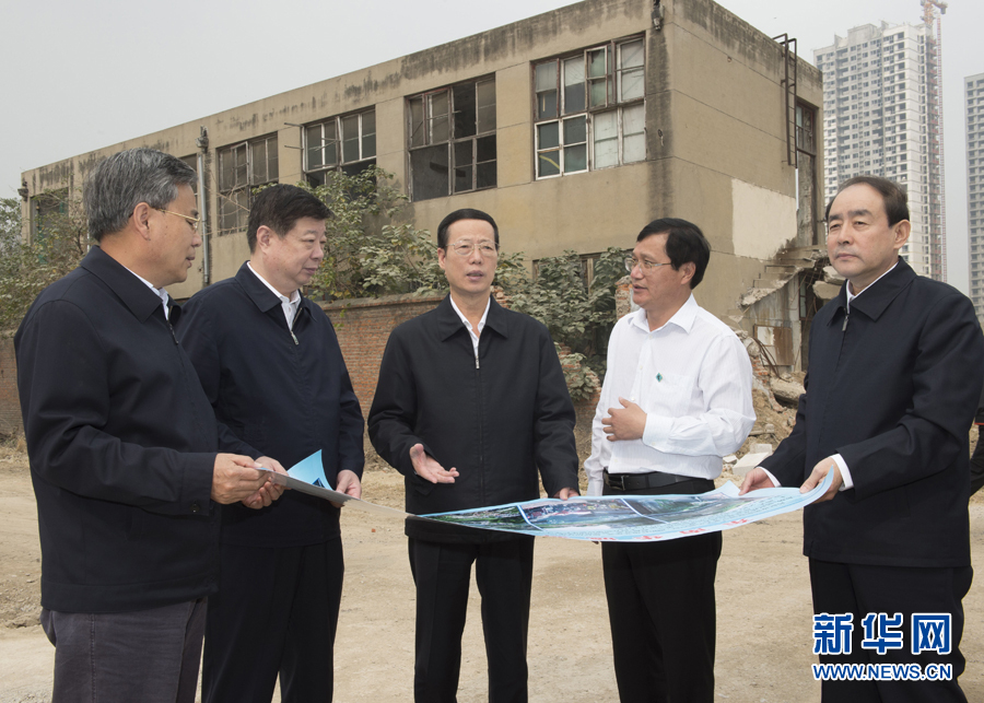 10月22日至23日，中共中央政治局常委、國務院副總理張高麗在山東調研扶貧工作情況。這是10月22日，張高麗就整體搬遷脫貧實地考察濟寧東南片區還遷安置區暨東南華城棚戶區改造項目。 新華社記者 王曄 攝