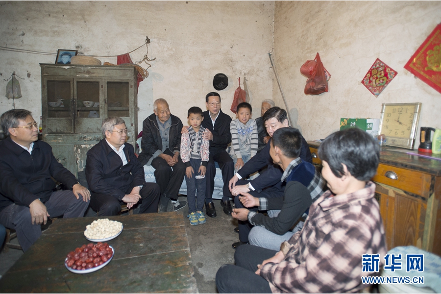 10月22日至23日，中共中央政治局常委、國務院副總理張高麗在山東調研扶貧工作情況。這是10月22日，張高麗在菏澤市巨野縣田莊鎮后屯村入戶看望生活困難村民。 新華社記者 王曄 攝