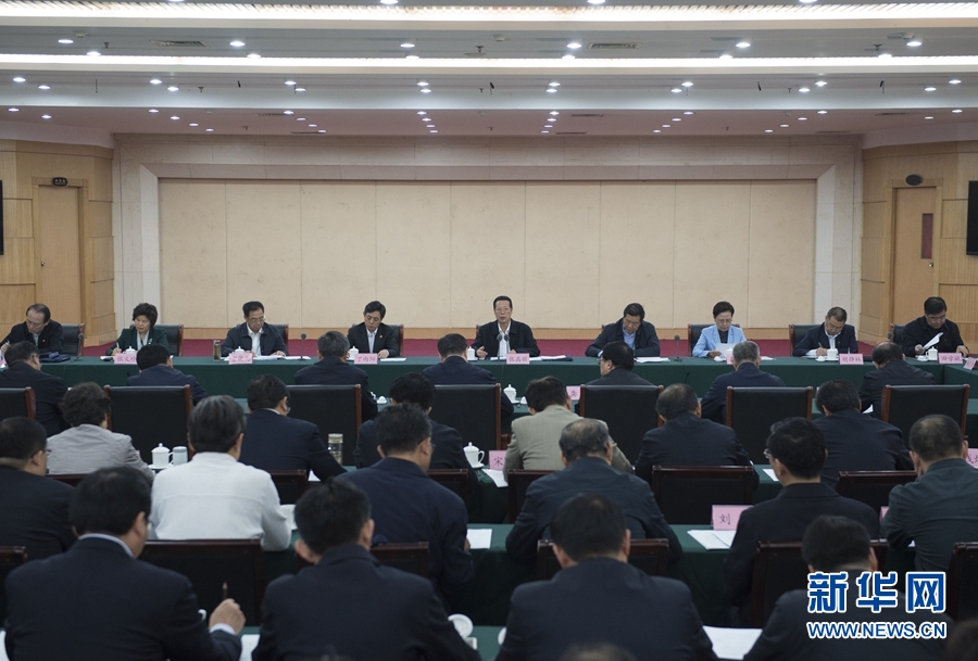 10月22日至23日，中共中央政治局常委、國務院副總理張高麗在山東調研扶貧工作情況。這是10月23日，張高麗在菏澤市主持召開扶貧工作座談會。 新華社記者 王曄 攝