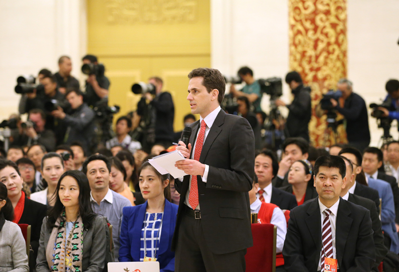 3月15日，國務院總理李克強在北京人民大會堂與中外記者見面，并回答記者提問。這是一位記者在提問。 新華社記者 劉衛兵攝