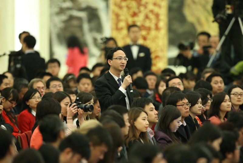 3月15日，國務院總理李克強在北京人民大會堂與中外記者見面，并回答記者提問。這是一位記者在提問。 新華社記者 龐興雷 攝