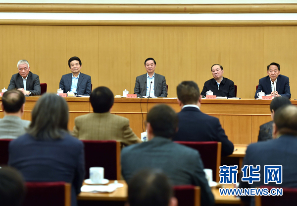 4月8日，中共中央政治局委員、中央書記處書記、中宣部部長劉奇葆在北京同講好中國故事專家學者、文化交流使者研討班學員座談。 新華社記者李濤 攝