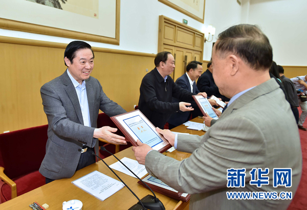 4月8日，中共中央政治局委員、中央書記處書記、中宣部部長劉奇葆在北京同講好中國故事專家學者、文化交流使者研討班學員座談。這是劉奇葆在座談會上向獲得講好中國故事文化交流使者稱號的代表頒發證書。新華社記者 李濤 攝