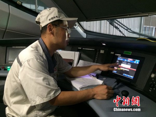 中車青島四方機車車輛股份有限公司高鐵調試高級技師周勇在演示調試過程。中新網(wǎng) 邱宇 攝