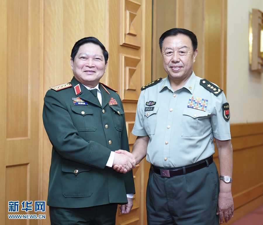 8月29日，中共中央政治局委員、中央軍委副主席范長龍?jiān)诒本娫侥瞎伯a(chǎn)黨中央政治局委員、國防部長吳春歷。 新華社記者張領(lǐng)攝