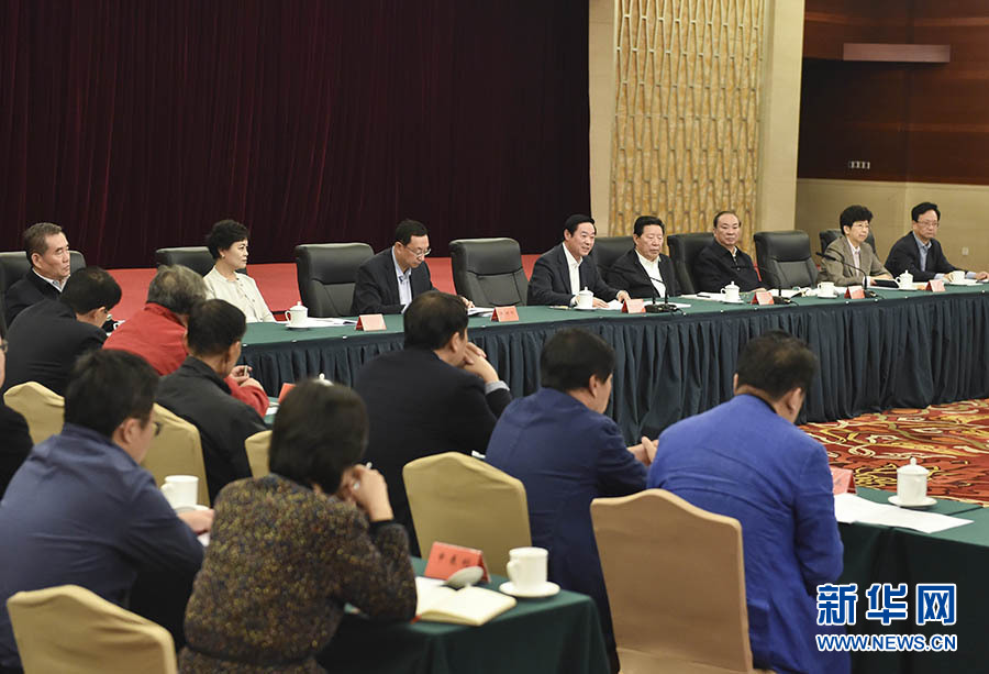 10月10日,在習近平總書記主持召開文藝工作座談會并發(fā)表重要講話兩周年之際,中宣部在北京召開繁榮文藝創(chuàng)作經(jīng)驗交流會。中共中央政治局委員、中央書記處書記、中宣部部長劉奇葆出席會議并講話。新華社記者高潔攝 10月10日,在習近平總書記主持召開文藝工作座談會并發(fā)表重要講話兩周年之際,中宣部在北京召開繁榮文藝創(chuàng)作經(jīng)驗交流會。中共中央政治局委員、中央書記處書記、中宣部部長劉奇葆出席會議并講話。新華社記者高潔攝