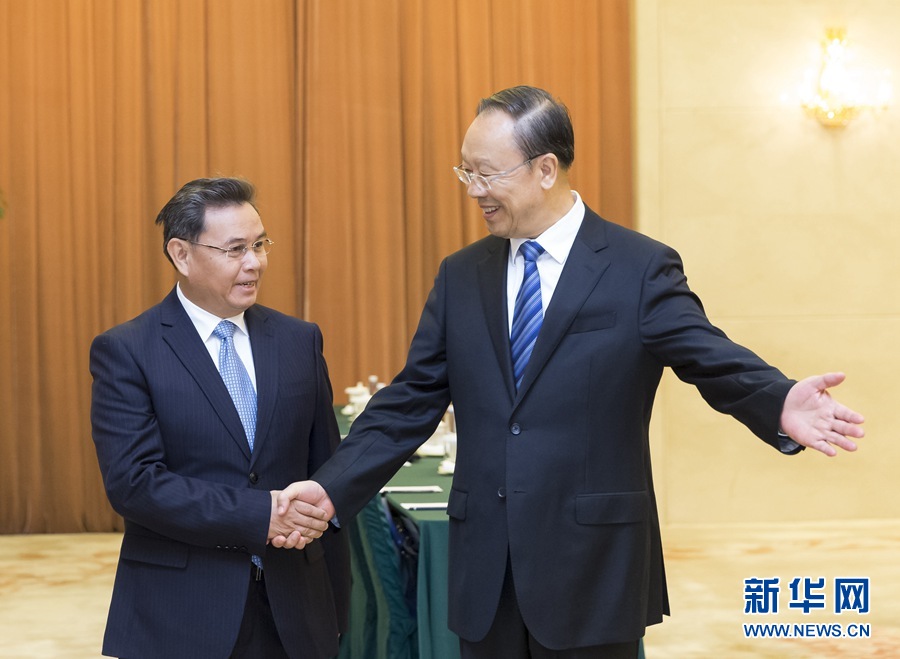 10月12日，中共中央書記處書記、全國政協(xié)副主席杜青林在北京會見來華訪問并出席“2016中國共產黨與世界對話會”的老撾人革黨中央政治局委員、建國陣線中央主席賽頌蓬·豐威漢率領的老撾人革黨代表團。　新華社記者丁海濤攝