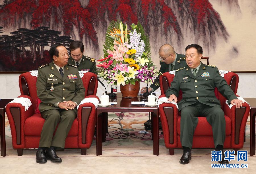 10月13日，中央軍委副主席范長龍在北京會見柬埔寨王國副首相兼國防大臣迪班。 新華社記者 馬占成 攝 