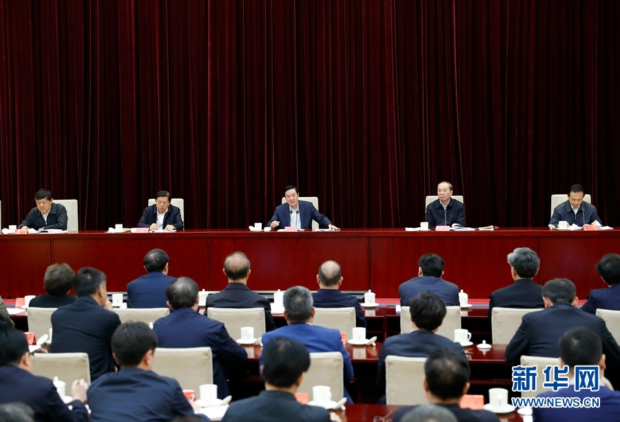 4月13日，中央宣傳部、中央政法委在北京召開貫徹落實(shí)《關(guān)于進(jìn)一步把社會主義核心價值觀融入法治建設(shè)的指導(dǎo)意見》電視電話會議。中共中央政治局委員、中央書記處書記、中宣部部長劉奇葆出席會議并講話。新華社記者丁海濤攝