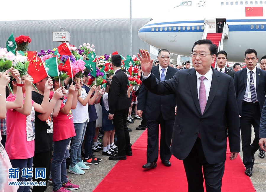 5月8日至10日，中共中央政治局常委、全國(guó)人大常委會(huì)委員長(zhǎng)張德江視察澳門特別行政區(qū)。這是5月8日，張德江抵達(dá)澳門國(guó)際機(jī)場(chǎng)。 新華社記者龐興雷 攝 