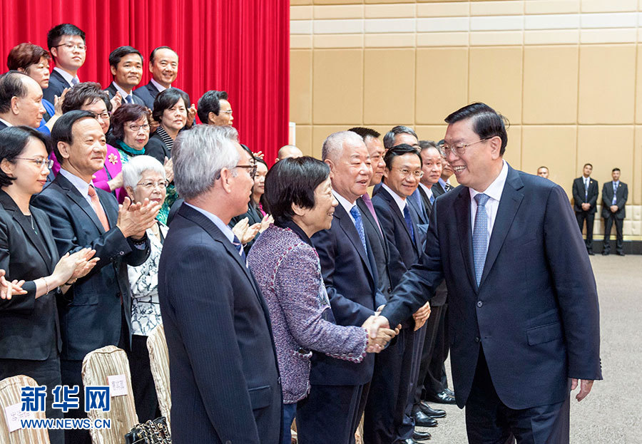 5月8日至10日，中共中央政治局常委、全國(guó)人大常委會(huì)委員長(zhǎng)張德江視察澳門特別行政區(qū)。這是5月9日，張德江與澳門社會(huì)各界人士代表座談。新華社記者 李學(xué)仁 攝