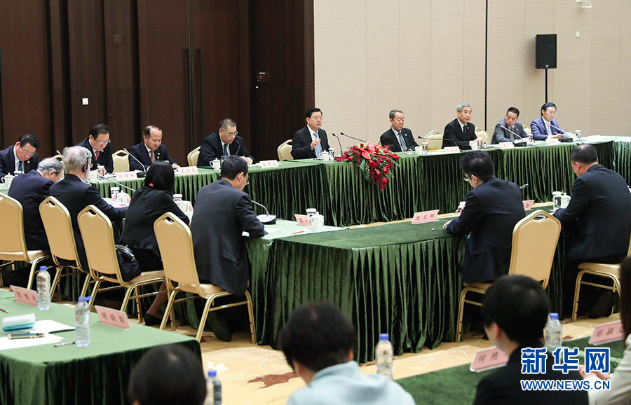 5月8日至10日，中共中央政治局常委、全國(guó)人大常委會(huì)委員長(zhǎng)張德江視察澳門特別行政區(qū)。這是5月10日，張德江與教育工作者和學(xué)生代表座談。新華社記者 龐興雷 攝