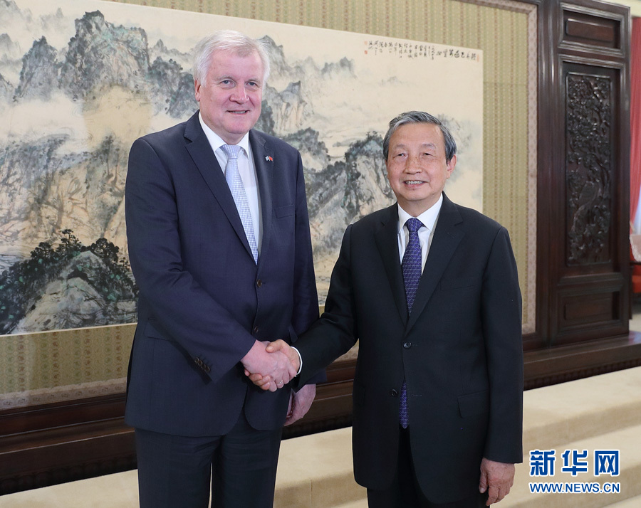 5月10日，國務(wù)院副總理馬凱在北京中南海紫光閣會見德國巴伐利亞州州長、基社盟主席霍斯特·澤霍費爾一行。 新華社記者王曄攝