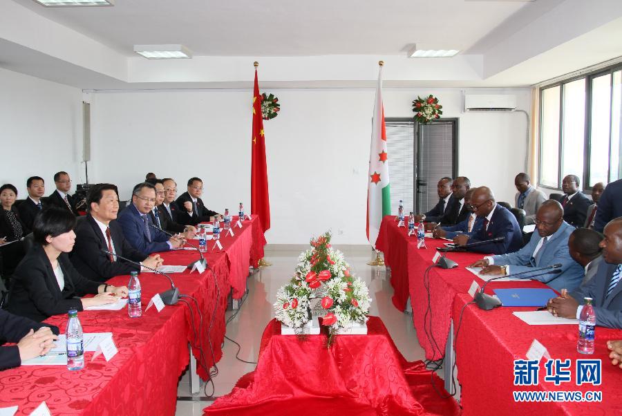  5月11日，中國國家副主席李源潮在布瓊布拉與布隆迪第一副總統(tǒng)辛迪姆沃和第二副總統(tǒng)布托雷舉行會談。新華社記者 呂天然 攝