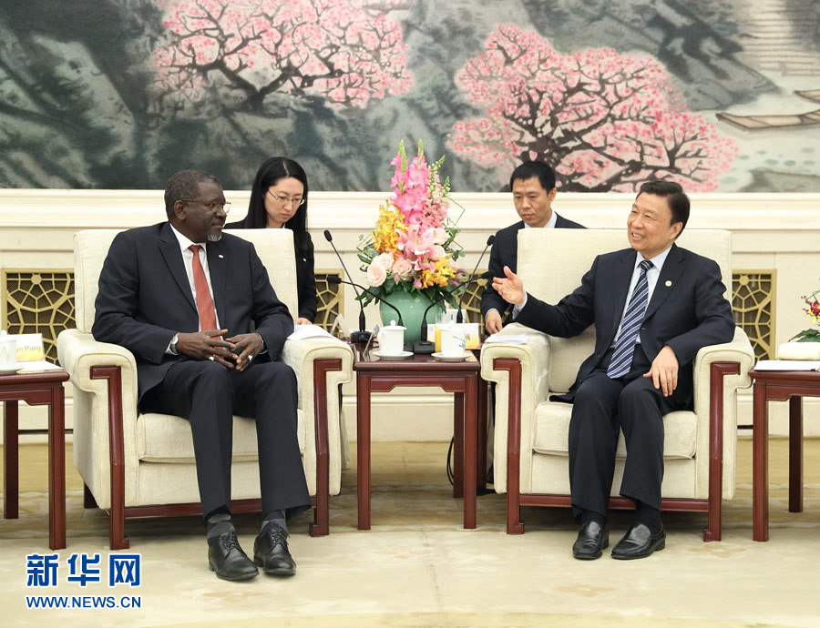5月15日，國家副主席、中國紅十字會名譽會長李源潮在北京會見來華出席“一帶一路”國際合作高峰論壇的紅十字會與紅新月會國際聯(lián)合會秘書長阿西。新華社記者 王曄 攝