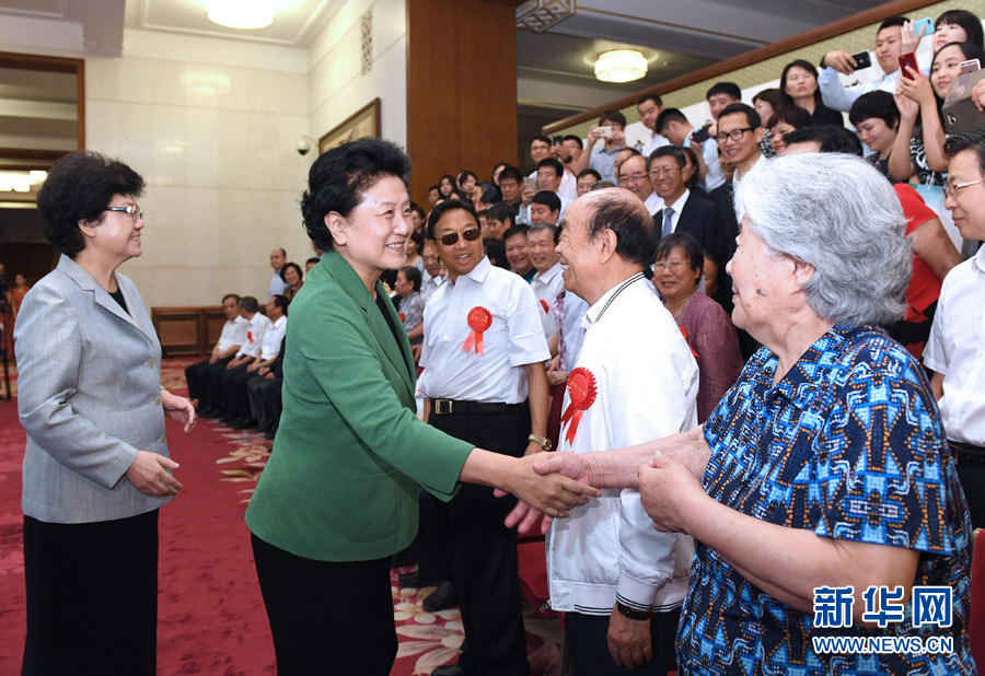 6月16日，中共中央政治局委員、國(guó)務(wù)院副總理劉延?xùn)|在北京看望出席中國(guó)人口福利基金會(huì)成立30周年座談會(huì)的歷屆“中華人口獎(jiǎng)”獲獎(jiǎng)?wù)叽怼Ｐ氯A社記者 饒愛(ài)民 攝