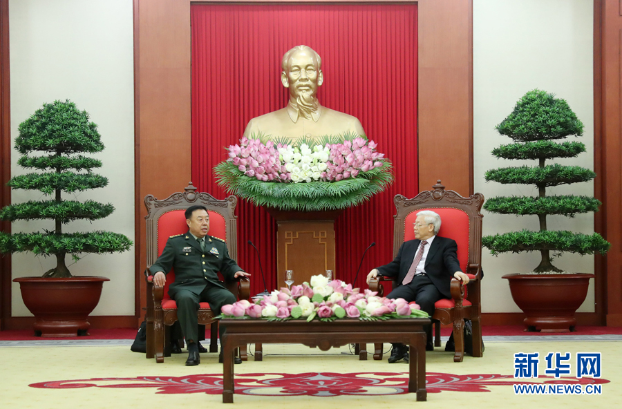 6月18日，在越南首都河內(nèi)，正在越南訪問的中央軍委副主席范長龍（左）會(huì)見越共中央總書記阮富仲。 新華社發(fā)（李曉偉攝） 